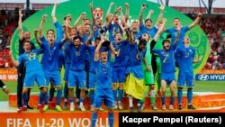 Ուկրաինայի մինչև 20 տարեկանների ֆուտբոլի հավաքականը տոնում է հաղթանակը, Լոձ, Լեհաստան, 15 հունիսի, 2019թ. 