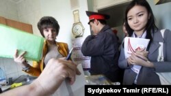 Көчмө добуш берүү жараяны. Бишкек. 14-октбярь, 2017-жыл