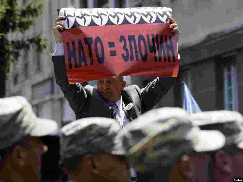 Сербські радикали протестують проти проведення у Белграді конференції НАТО, 13 червня.Photo by Marko Djurica for Reuters