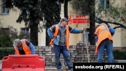 Рабочыя ў Менску. Архіўнае фота