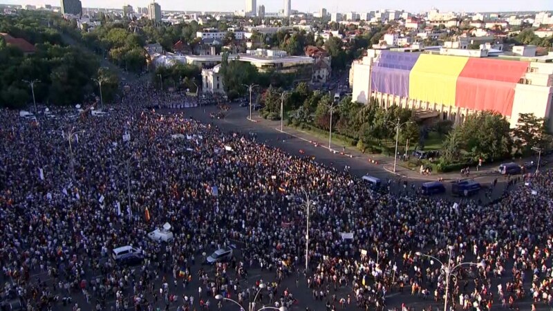 Дзясяткі тысяч румын на вуліцах Бухарэсту патрабуюць адстаўкі ўраду. Відэа