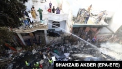Echipele de salvatori caută supraviețuitori printre resturile avionului International Airlines care s-a prăbușit într-o zonă rezidențială a orașului Karachi din Pakistan