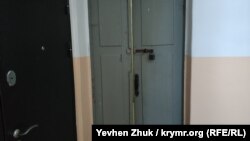 В некоторых квартирах сохранились старые входные двери