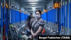 Moskvada karantin qaldırılandan sonra işə gedən qadın