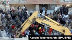 Разбор завалов в разрушенном в результате землетрясения районе города Пол-Захаб в иранской провинции Керманшах. 13 ноября 2017 года.