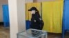 Поліцейська на одній з виборчих дільниць у Києві під час виборів президента України, 21 квітня 2019 року