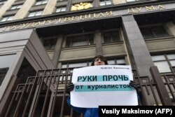 Одиночный пикет против депутата Леонида Слуцкого, уличенного в сексуальных домогательствах по отношению к журналисткам, 21 марта 2018 года