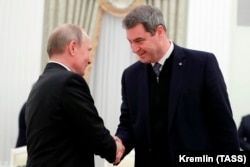 Премьер-министру Баварии Маркусу Зёдеру случалось встречаться с Владимиром Путиным (на снимке – переговоры в Москве 29 января 2020 года). Сейчас он, наверное, без большого удовольствия вспоминает об этой встрече