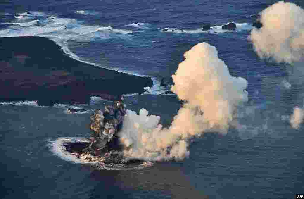 Японія &ndash; Виверження новонародженого підводного вулкану біля островів Оґасавара, за 1000 км на південь від Токіо (фото берегової охорони Японії), 20 листопада 2013 року