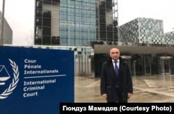 Гюндуз Мамедов біля будівлі Міжнародного кримінального суду в Гаазі