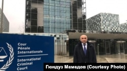 Гюндуз Мамедов біля будівлі Міжнародного кримінального суду в Гаазі, 2020 рік