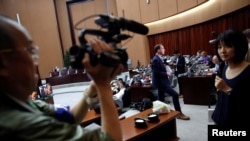 Журналистони хориҷӣ дар маркази матбуотии як меҳмонхонаи Пхенян