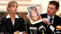 Kate i Gerry McCann, roditelji nestale 4-godišnje Madeleine McCann drže fotografiju svoje kćeri, 30. maja 2007. 
