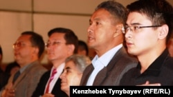 Азат Перуашев (второй справа), председатель партии "Ак жол", на конференции НПО "Улы дала". Алматы, 15 октября 2011 года.