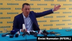 Омурбек Бабанов на пресс-конференции после выборов, на которых он уступил кандидату Сооронбаю Жээнбекову (Бабанов набрал более 33 процентов голосов). 