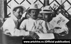 Казимир Малевич (посередині, Михайло Матюшин (ліворуч), Олексій Кручених (праворуч). 18 липня 1913 року