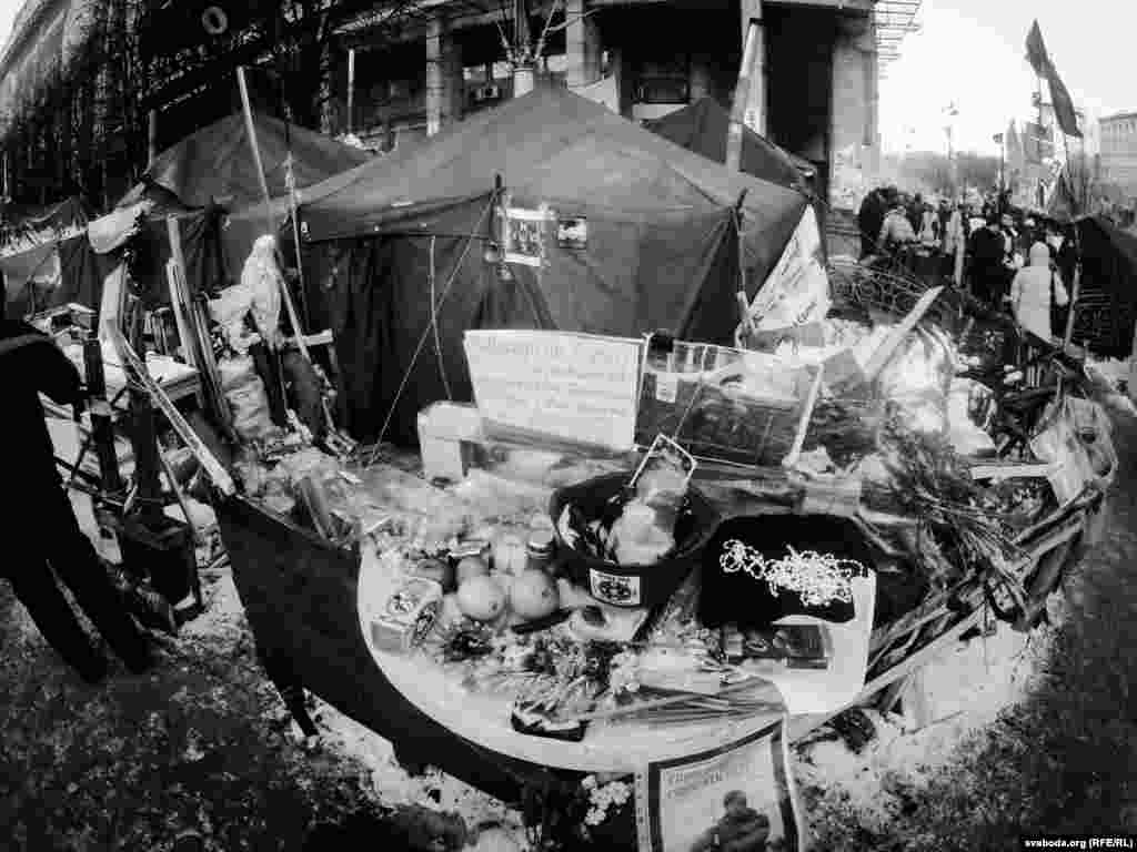 Memorialpër protestuesit, të cilët kanë vdekur gjatë përleshjeve me policinë në Sheshin e Pavarësisë. Në këtë memorial janë vënë lule pranë fotografisë së Mikhail Zhyzneuskit, një bjellorus i ri, i cili vdiq nga një plagë me armë zjarri. 