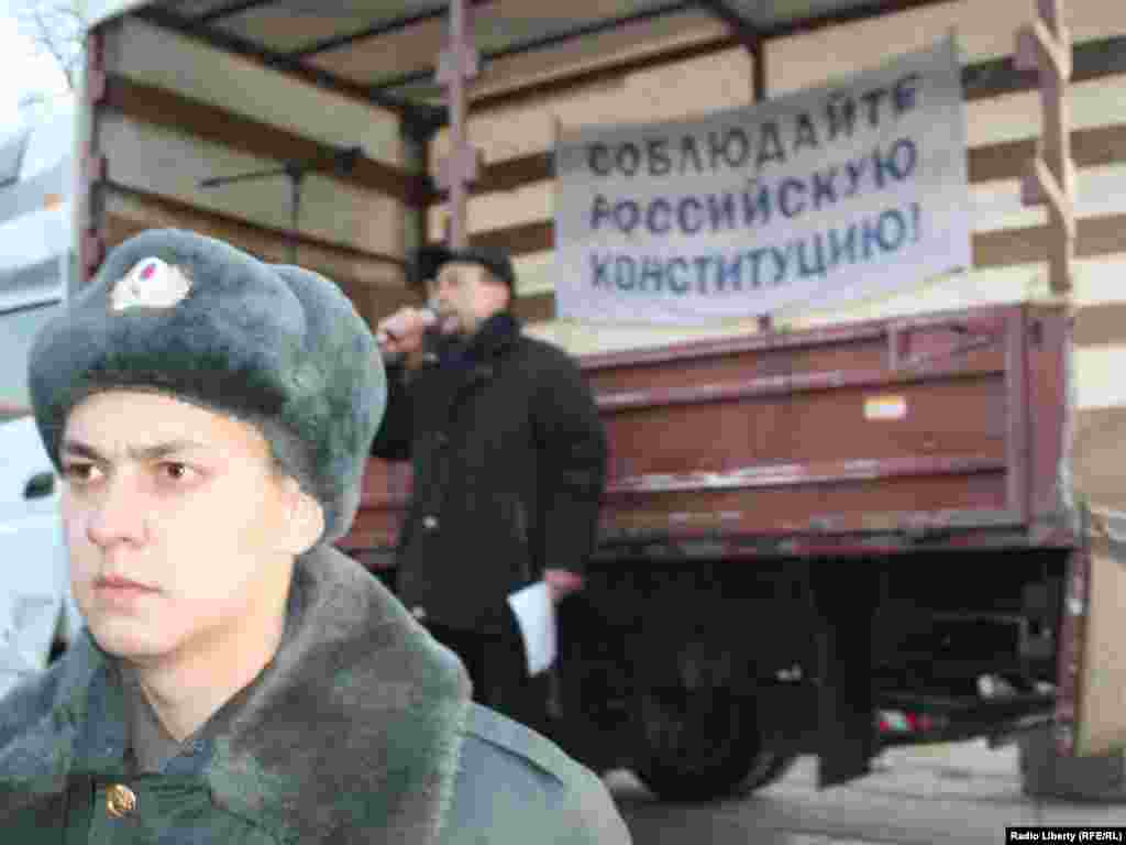О 19:00 вже на Пушкінській площі у Москві почався інший мітинг, який місцева влада таки дозволила.