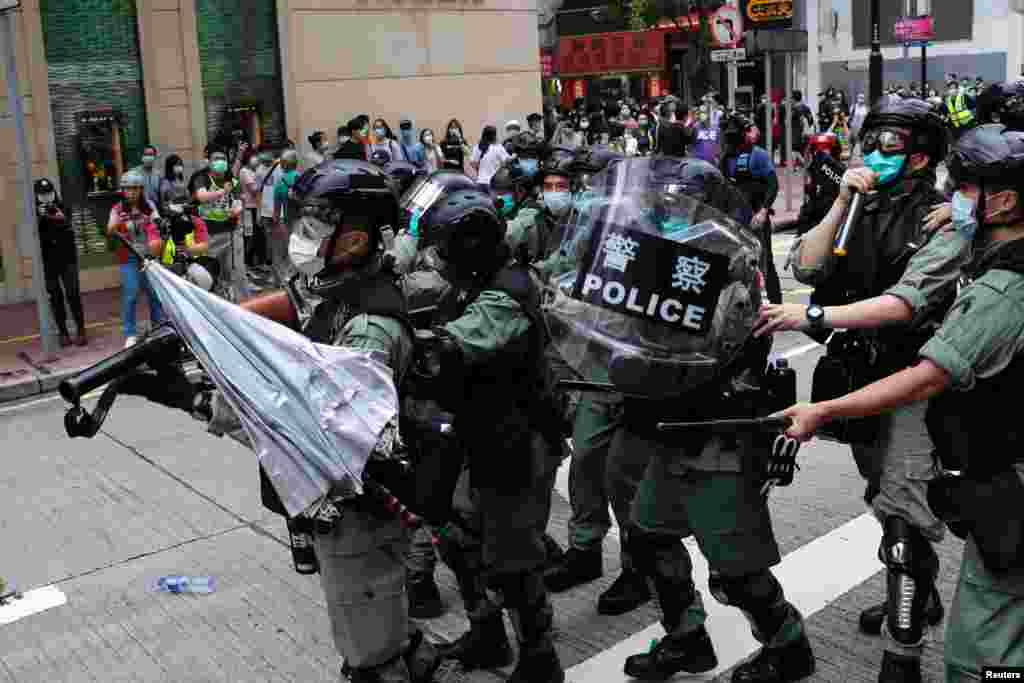 КИНА - Кинескиот Парламент речиси едногласно го усвои нацрт законот за национална безбедност за Хонгконг, како одговор на протестите во некогашната британска колонија. Речиси 3.000 пратеници во Парламентот го усвоија законот, кој веќе предизвика реакции во САД.