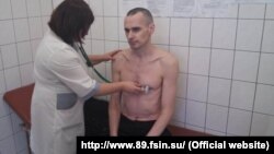 Голодающий Сенцов во время осмотра в российской больнице