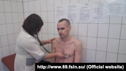 Российский врач осматривает голодающего Сенцова, 28 сентября 2018 года