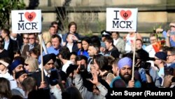طی ساعت‌های گذشته شهروندان بریتانیا در نقاط مختلف به ادای احترام به قربانیان حمله منچستر پرداخته‌اند