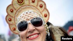 Вболівальниця у традиційному російському головному уборі «кокошнику» на Олімпійських іграх у Сочі, Росія, 9 лютого 2014 року