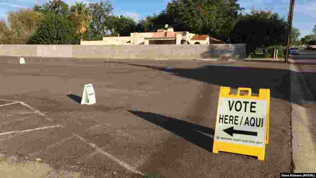 In preajma unei sectii de votare in Phoenix, Arizona