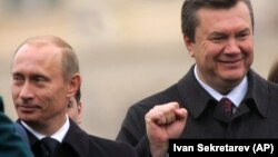 Напередодні президентських виборів до Києва підтримати тодішнього прем’єр-міністра Віктора Януковича завітав президент Росії Володимир Путін, 28 жовтня 2004