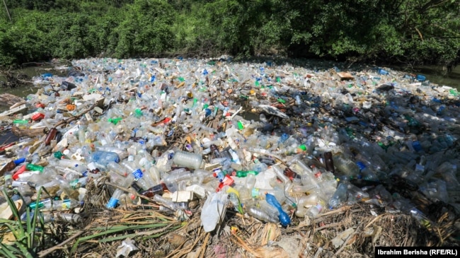 Shishe të plastikës, bidonë dhe mbetje të tjera kanë mbuluar një pjesë të lumit Lepenc në Kaçanik.