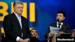 Петро Порошенко (л) та Володимир Зеленський (п) під час неофіційних дебатів кандидатів у президенти, 19 квітня 2019 року