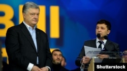 Петро Порошенко (л) та Володимир Зеленський (п) під час неофіційних дебатів кандидатів у президенти, 19 квітня 2019 року