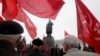 Луганские коммунисты отметили "первомай" красными знаменами
