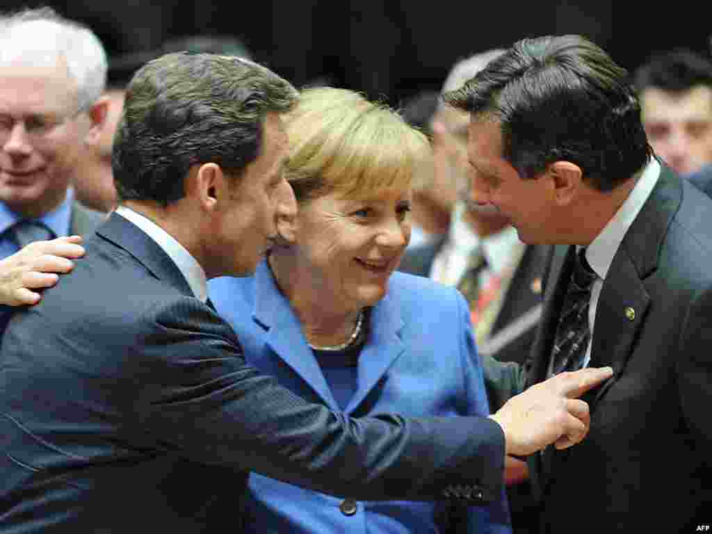 Никола Саркози и Ангела Меркел во разговор со словенечкиот премиер Борут Пахор