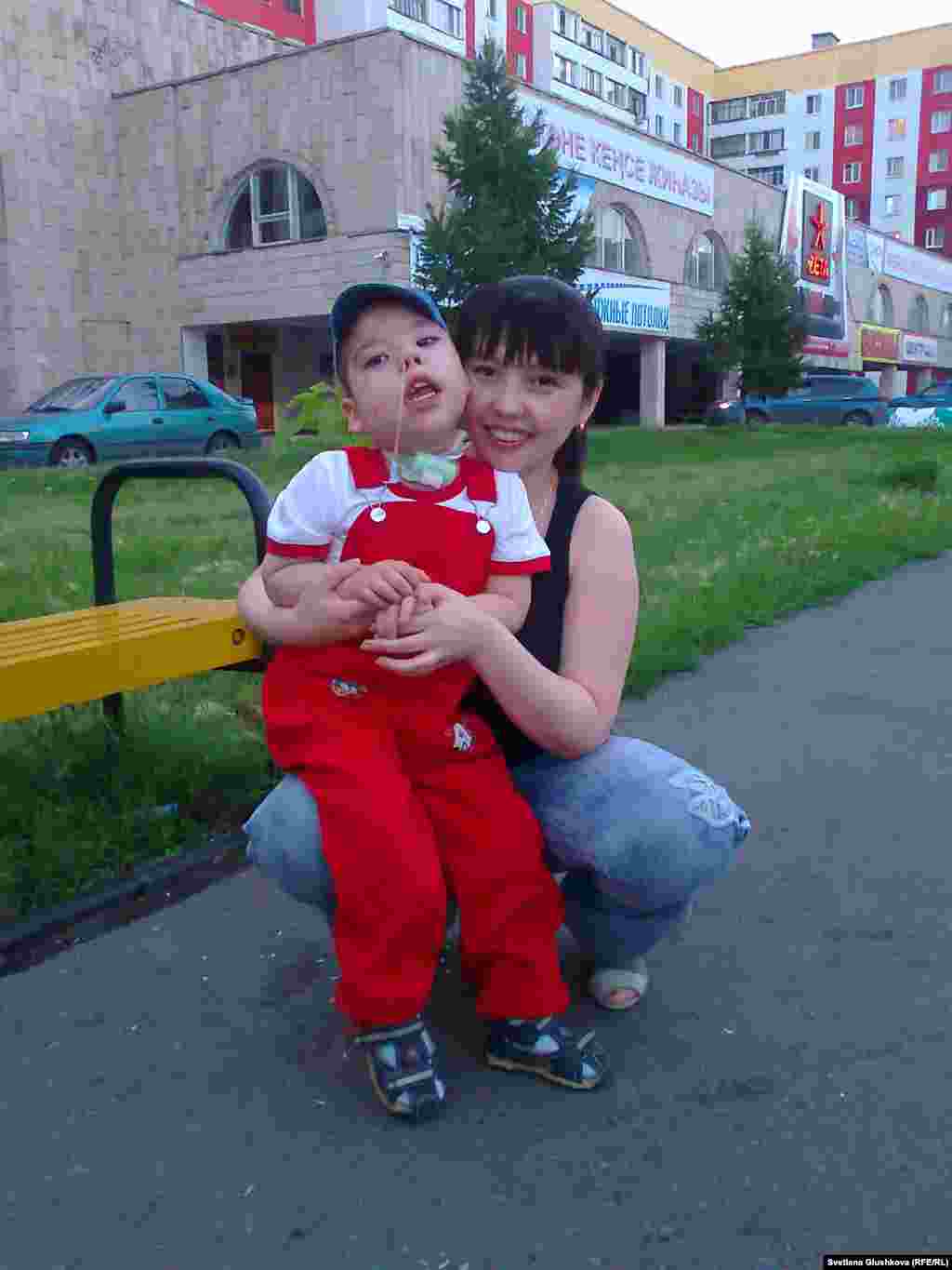 Родители Данияла Суатова (на фото с мамой) просят помощи у общественности. Ребенку нужна дорогостоящая операции за рубежом. В начале 2011 года благодаря читателям Азаттыка для мальчика из Петропавловска удалось собрать средства на покупку аппарата искусственной вентиляции легких.