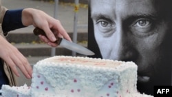 A pro-Kremlin activist cuts a birthday cake for Putin in Moscow.