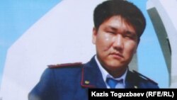 Адлет Турсынбеков, полицейский, скончавшийся от ран, полученных им в декабре 2010 года. 