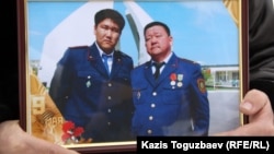 На фото слева полицейский Адлет Турсынбеков, который скончался от побоев, нанесенных ему в декабре 2010 года.