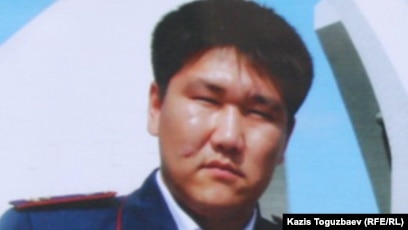 Қара іш киімдегі брюнетка порно