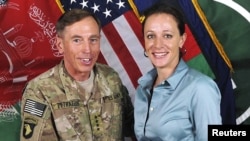 Ex-U.S. General David Petraeus with biographer and former mistress Paula Broadwell. (file photo)
