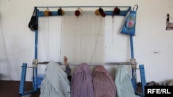  آرشیف: گروه از زنان افغان در قندهار در حال بافتن قالین