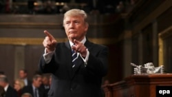 Donald Trump, rostindu-și discursul în Congres