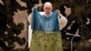 Папа Францішак паказвае сьцяг, прывезены яму з Бучы (Украіна) падчас штотыднёвай агульнай аўдыенцыі ў Залі Паўла VI у Ватыкане, 6 красавіка 2022