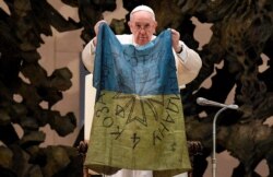 Papa Francisc cu un steag ucrainean adus de la Bucea. 6 aprilie 2022