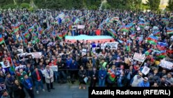 Жемқорлыққа қарсы акцияға қатысушылар. Баку, 28 қазан 2017 жыл.