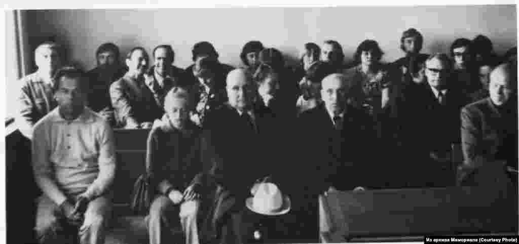 На процессе Ромуальдаса Рагайшиса. В первом ряду литовские диссиденты и дочь Рагайшиса. 09.07.1979