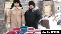 Төмән районында урман җиләкләрен сатучы татар хатыннары