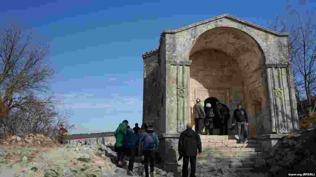 Туристы у мавзолея Джанике-ханым, который датируется XV веком и считается памятником периода Золотой Орды