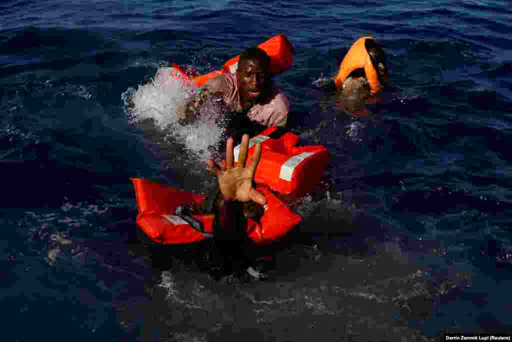 ШВАЈЦАРИЈА - Минатата година по 6 мигранти дневно гинеле при обидот да стигнат до Европа преку Средоземното море е наведено во последниот извештај на УНХЦР. Според извештајот наречен Очајни патувања се проценува дека лани 2275 луѓе загинале или исчезнале преминувајќи го Средоземното море и покрај големиот пад во бројот на лица пристигнати на европските брегови.