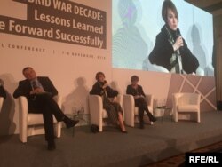 Елена Зеркаль (в центре) выступает на конференции «Уроки гибридного десятилетия: что нужно знать для успешного движения вперед», Киев, 10 ноября 2018 года